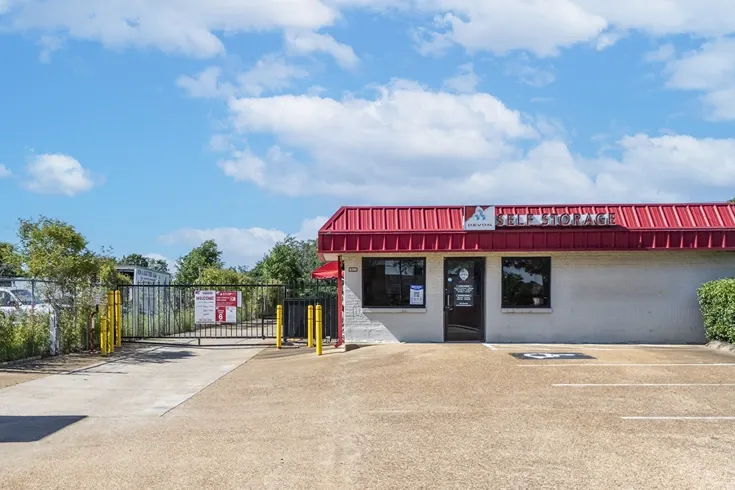 Self storage building with red roof at 6390 Winchester Road, Memphis, TN 38115.