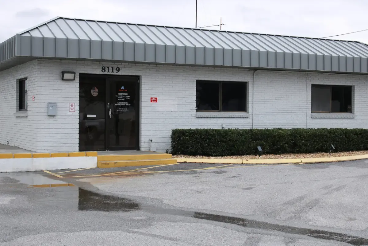 Exterior of Devon Self Storage in NW Tampa.