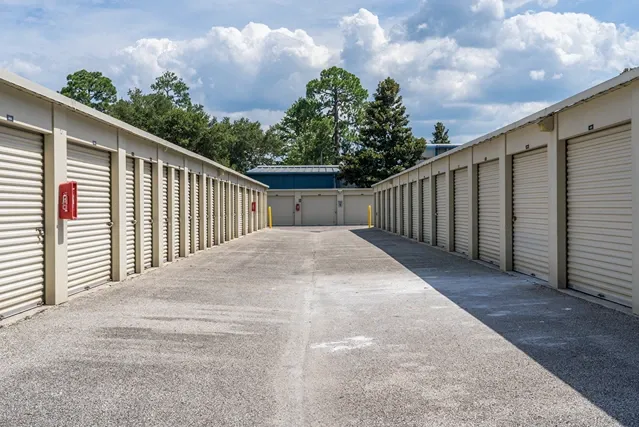 Wide drive aisle with ground-level storage units for easy loading and unloading