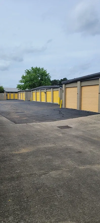Drive up storage, yellow storge unit doors. Wide lanes for unpacking or packing storage items.