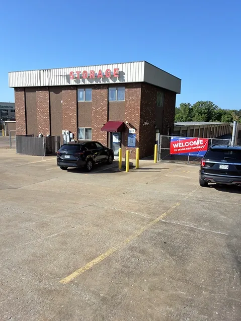 Entrance area Self Storage in Cape Girardeau, MO on 1678 Kingsway Drive