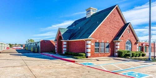 Devon Self Storage - 9108 - Interstate storage facility exterior view
